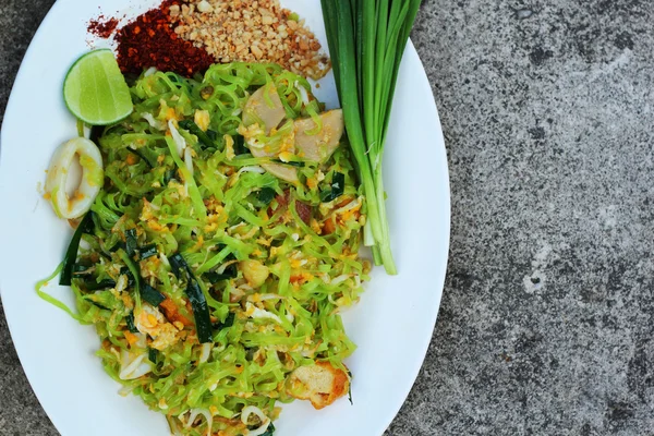 Macarrão frito, linhas verdes colocar a lula e carne de porco . — Fotografia de Stock