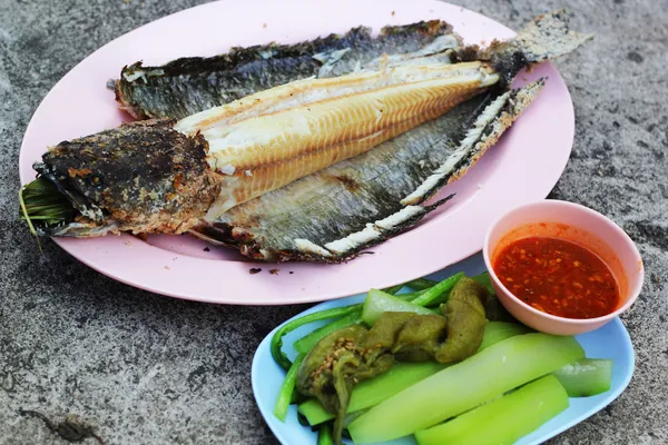 Parrilla cabeza de serpiente de pescado con recubrimiento de sal — Foto de Stock