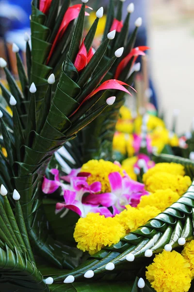 Kratong wykonane z kwiatów i liści bananowych. — Zdjęcie stockowe