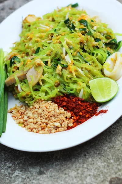 Stir-fried noodles, green lines put the squid and pork. — Stock Photo, Image