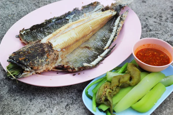 Parrilla cabeza de serpiente de pescado con recubrimiento de sal —  Fotos de Stock