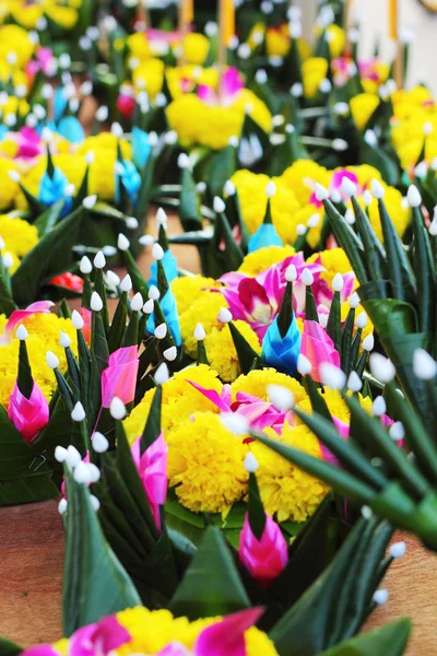 Muz yaprakları ve çiçekleri yapılmış kratong. — Stok fotoğraf