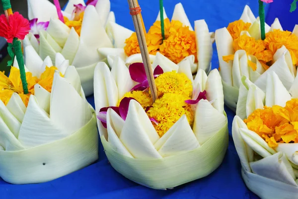 Kratong feito de folhas de banana e flores . — Fotografia de Stock