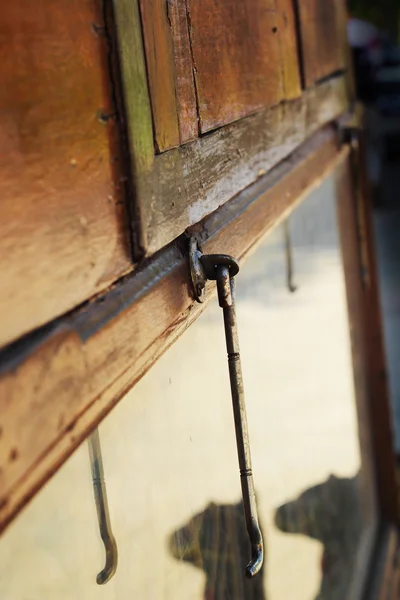 Ganchos na janela da porta . — Fotografia de Stock