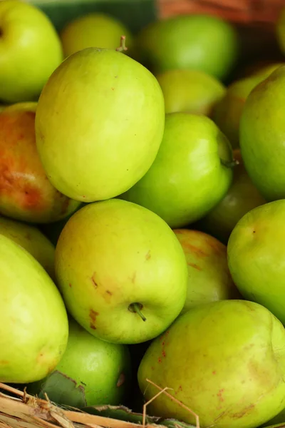 Maçãs verdes no mercado — Fotografia de Stock