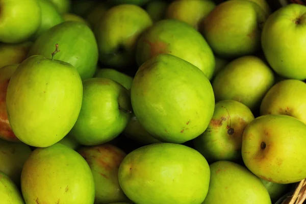 Groene appels op de markt — Stockfoto