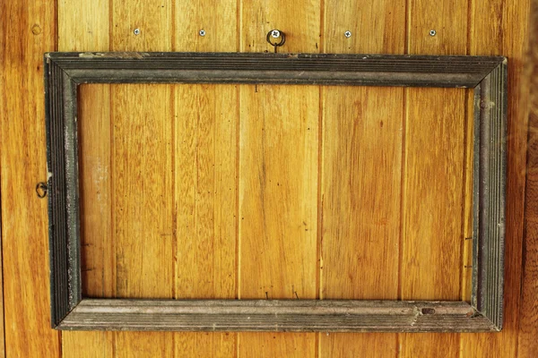 Moldura antiga na parede de madeira . — Fotografia de Stock