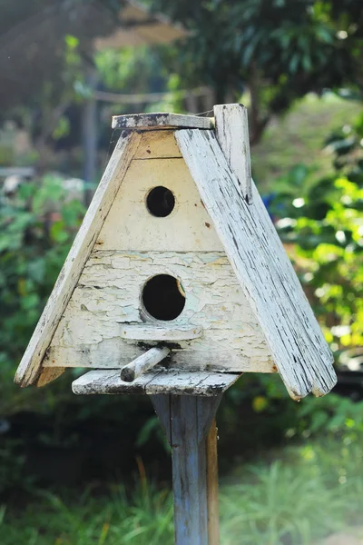 Casa de pájaros de madera en la naturaleza — Foto de Stock