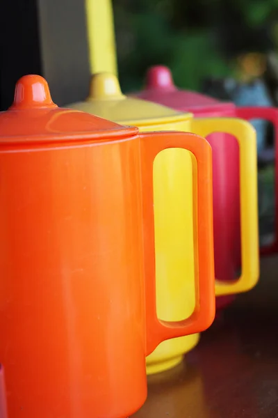 Uppsättning färgglada keramik vattenkokare. — Stockfoto