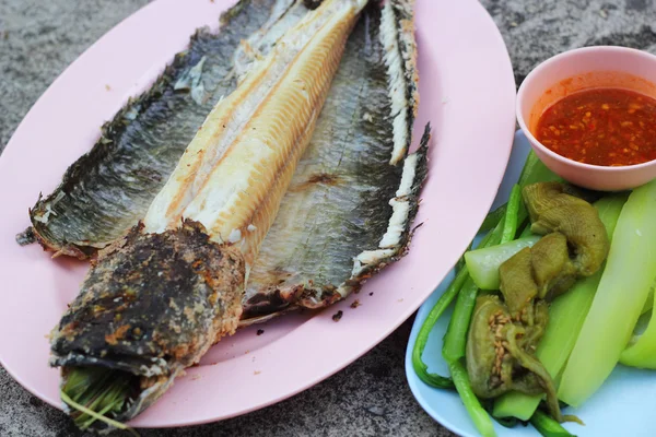 Parrilla cabeza de serpiente de pescado con recubrimiento de sal — Foto de Stock