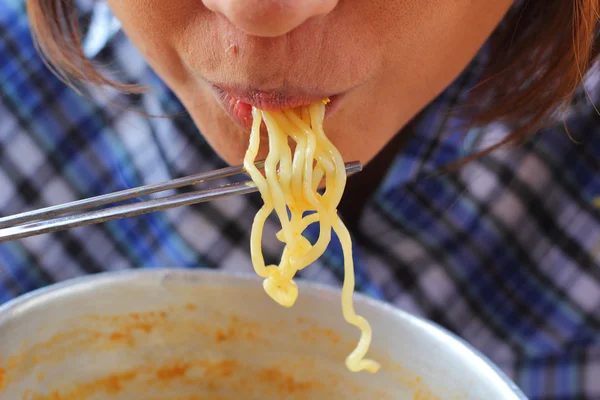 Los palillos que sostienen los tallarines asiáticos en el puchero - muy sabroso . — Foto de Stock