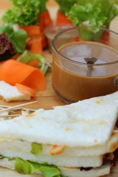 Салат овощи - морковь, роллы для крабов с кофе . — стоковое фото