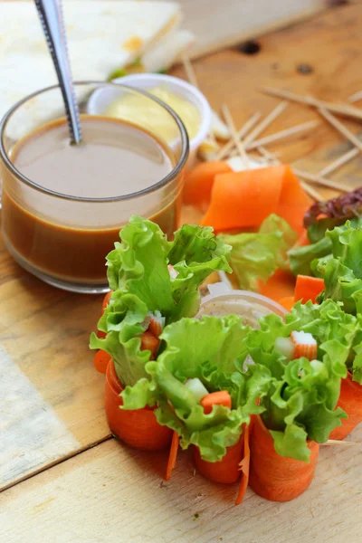 Sallad grönsaker - morötter, rullar till krabba med kaffe. — Stockfoto