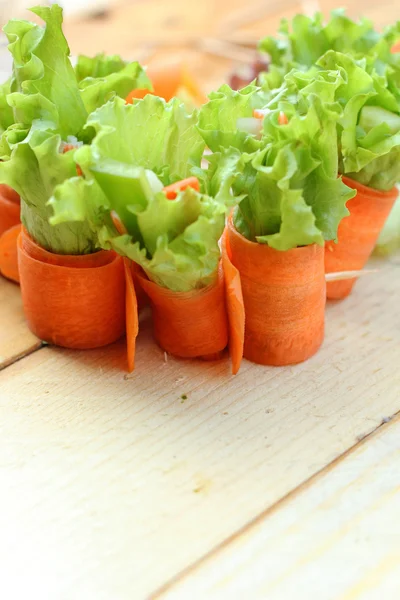 Salade groenten - wortelen, rollen aan krab. — Stockfoto
