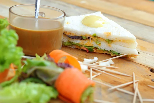 Сэндвич с тунцом и овощами и кофе — стоковое фото