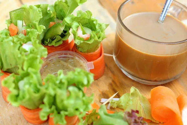 Salade groenten - wortelen, rollen aan krab met koffie. — Stockfoto