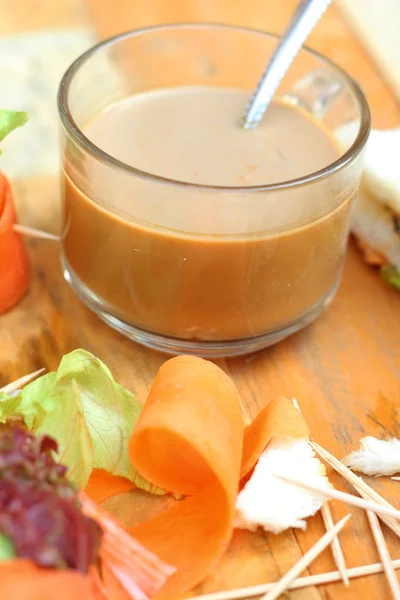 Sallad grönsaker - morötter, rullar till krabba med kaffe. — Stockfoto