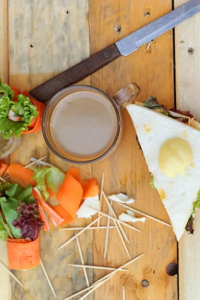 Tuńczyk kanapka sałatka warzywa i kawy — Zdjęcie stockowe