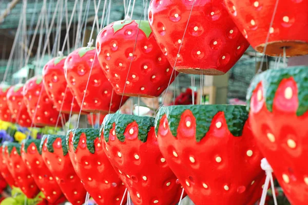 挂植物花盆-盆草莓挂很长的路. — 图库照片