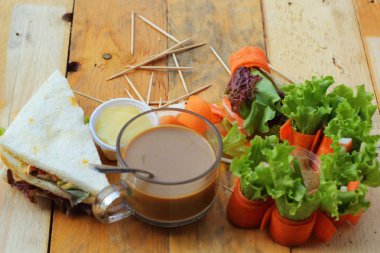 ton balıklı sandviç salata sebze ve kahve