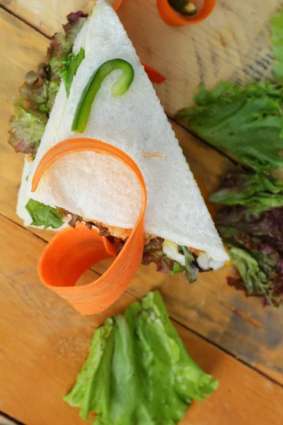 Tonfisk smörgås med sallad grönsaker. — Stockfoto