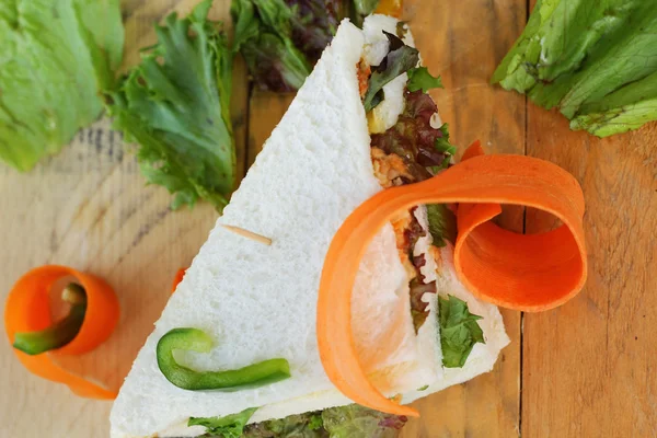 Tonfisk smörgås med sallad grönsaker. — Stockfoto