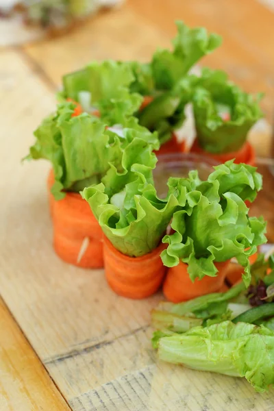 Sallad grönsaker - morötter, rullar till krabba. — Stockfoto