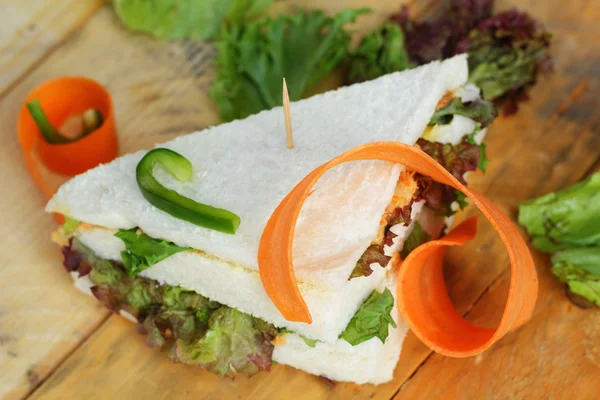 Сэндвич с тунцом и овощами . — стоковое фото