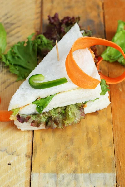 Сэндвич с тунцом и овощами . — стоковое фото