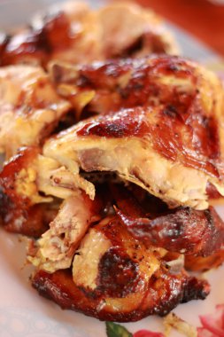 ızgara tavuk çanak içine doğranmış.