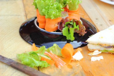 ton balıklı sandviç salata sebze ile.