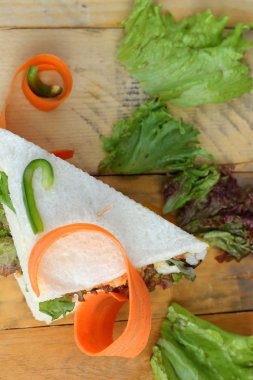 ton balıklı sandviç salata sebze ile.