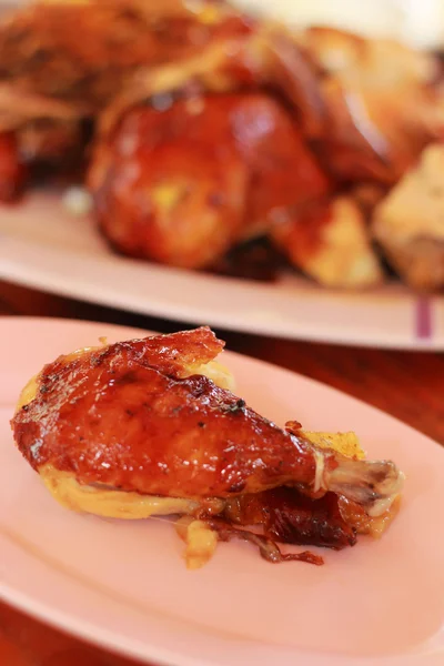 Il pollo alla griglia viene tritato nel piatto . — Foto Stock