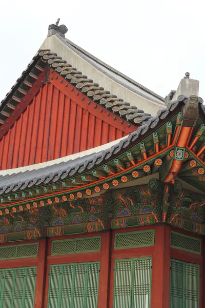 Decorative wooden eaves in palace, South Korea — Stock Photo, Image