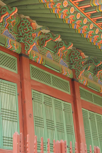 Decorative wooden eaves in palace, South Korea — Stock Photo, Image