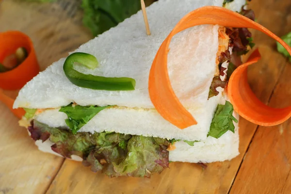 Thunfisch-Sandwich mit Salatgemüse. — Stockfoto