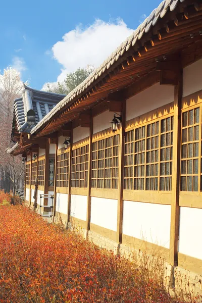 As casas de estilo antigo de uma aldeia popular na Coreia do Sul — Fotografia de Stock