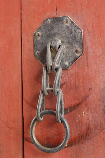 Os velhos portões de fechadura de ferro - estilo vintage . — Fotografia de Stock