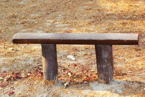 Chaises, bancs - dans le parc . — Photo