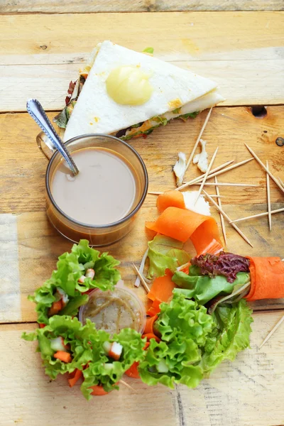 Tonfisk smörgås med sallad grönsaker och kaffe — Stockfoto