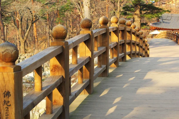 Lange Holzbrücke bei seoraksan Korea. — Stockfoto