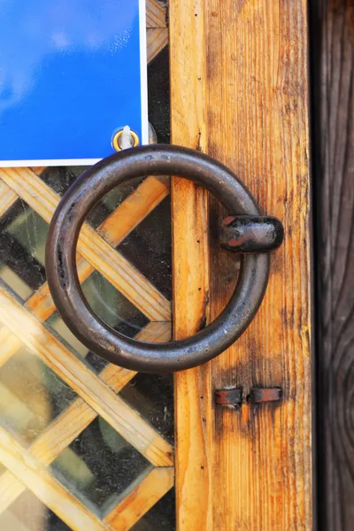 Porta de madeira velha no Palácio da Coreia do Sul . — Fotografia de Stock