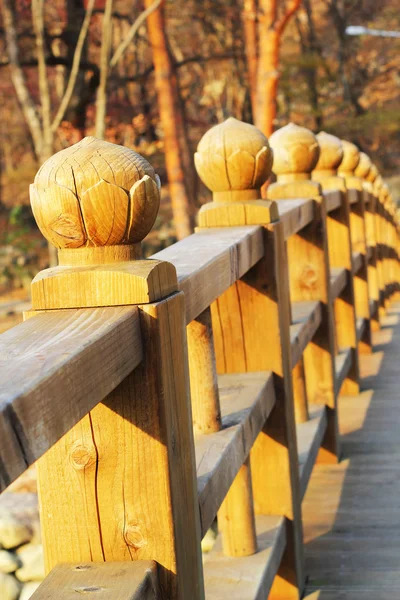 Puente de madera largo en Seoraksan Corea . — Foto de Stock