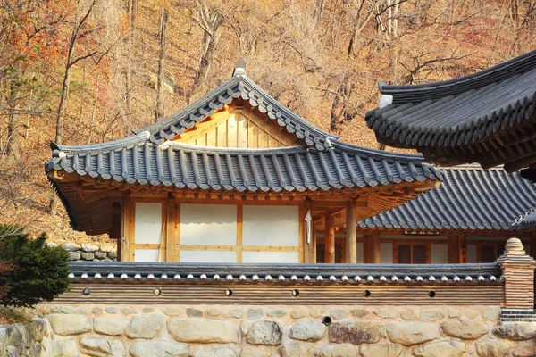 Las casas de estilo antiguo de un pueblo popular en Corea del Sur — Foto de Stock