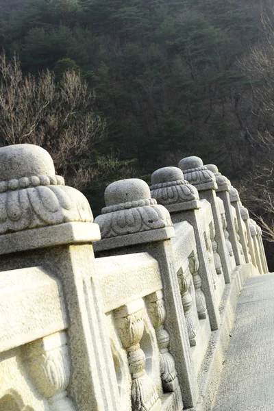 韓国雪岳山での長いコンクリート製の橋頭. — ストック写真