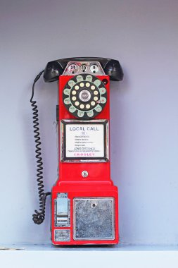 Ankesörlü telefon kırmızı ve siyah vintage tarzı