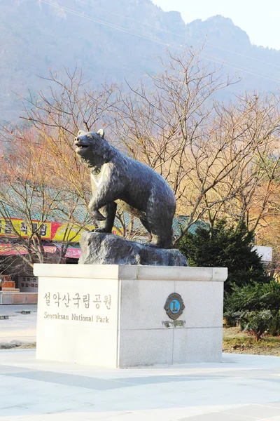 Seoraksan Milli Parkı, ko shinheungsa tapınağında heykel ayı — Stok fotoğraf