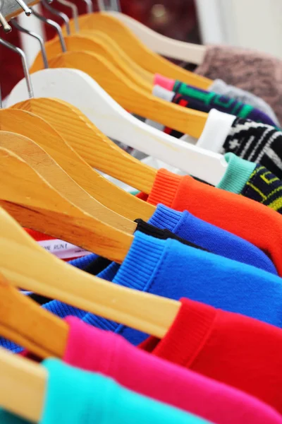 Winkel shirts kleurrijke stof opknoping op een rek. — Stockfoto