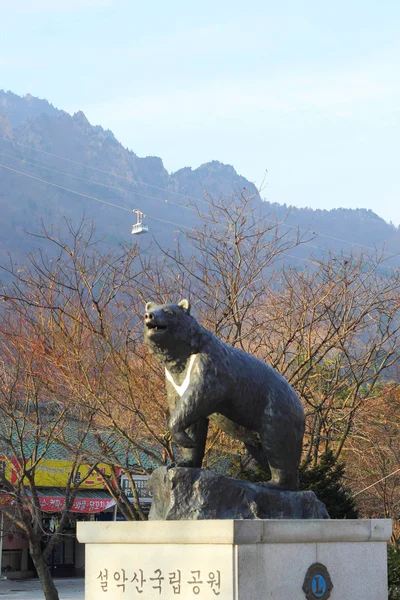 Standbeeld Beer shinheungsa tempel in seoraksan nationaal park, ko — Stockfoto