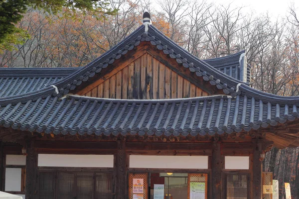在韩国的传统木制房屋 — 图库照片